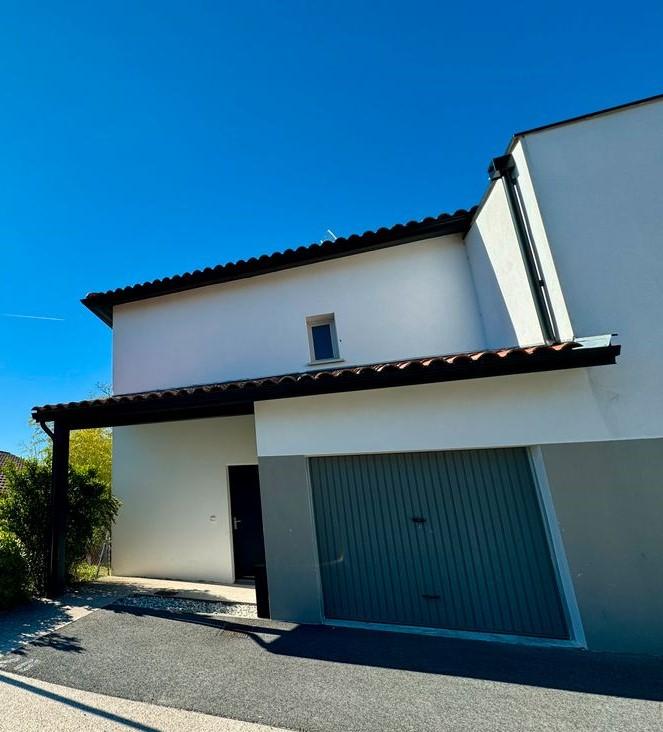 Maison mitoyenne récente avec 3 chambres.