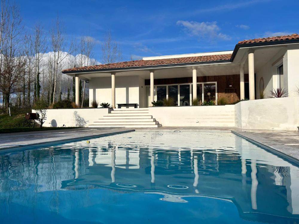 MAISON CONTEMPORAINE 5 CHAMBRES avec Piscine et Double Garage