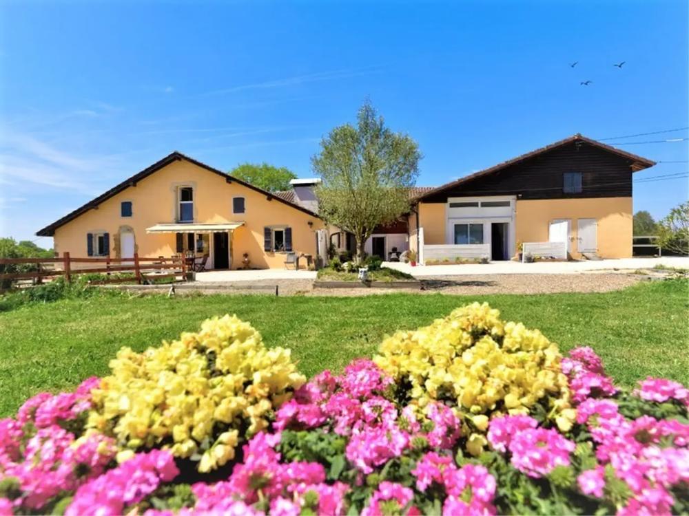 PROPRIÉTÉ DE CARACTÈRE  – Maison d'Habitation avec 6 GÎTES + Emplacements CAMPING-CARS